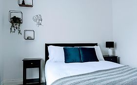 Sterling Stylish 2 Bedroom Central Modern Apartment